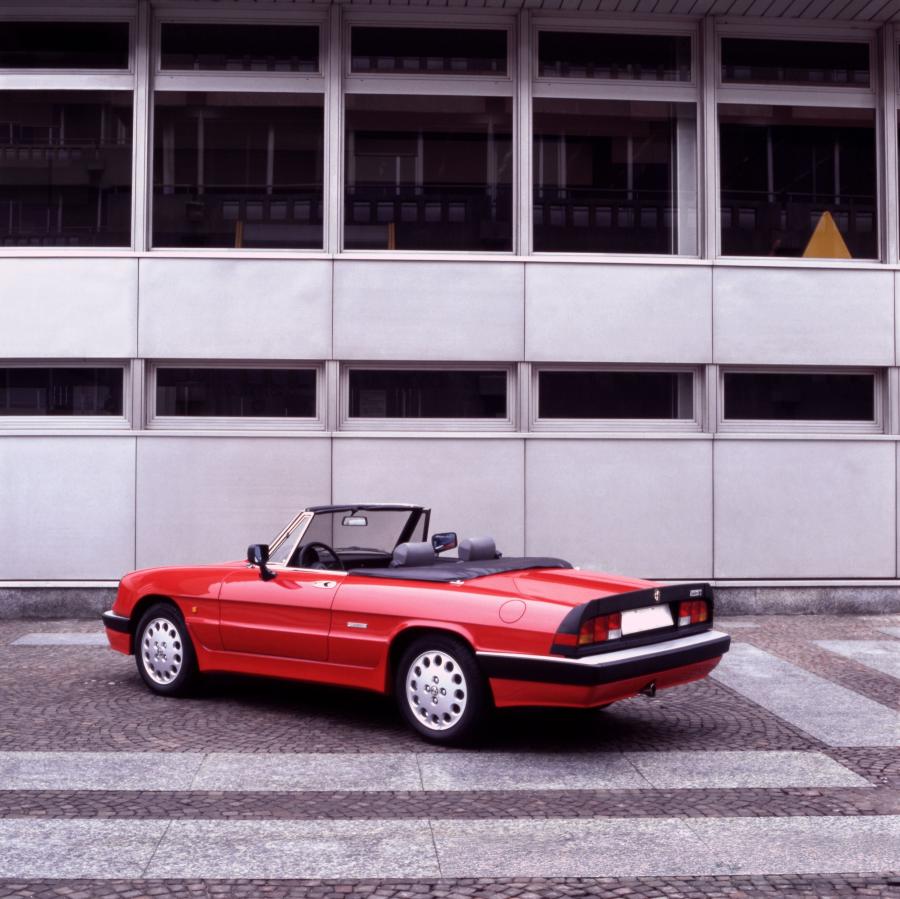  Alfa Romeo Spider 2.0 Quadrifoglio Verde (115) 1986 года  (фото 3 из 10)